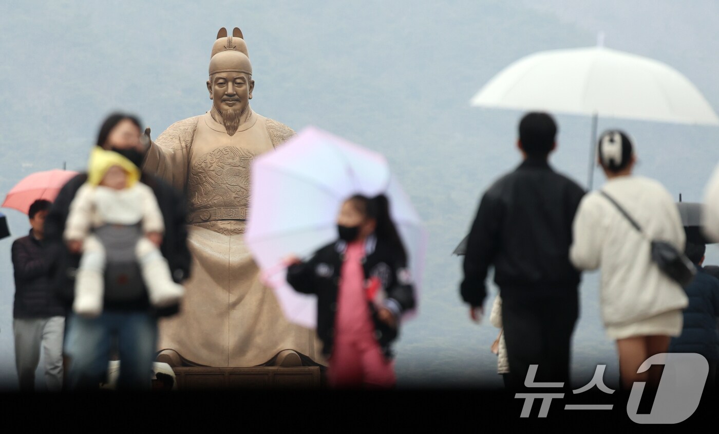 시민들이 우산을 쓰고 나들이를 하고 있다. (사진은 기사 내용과 무관함) / 뉴스1 ⓒ News1