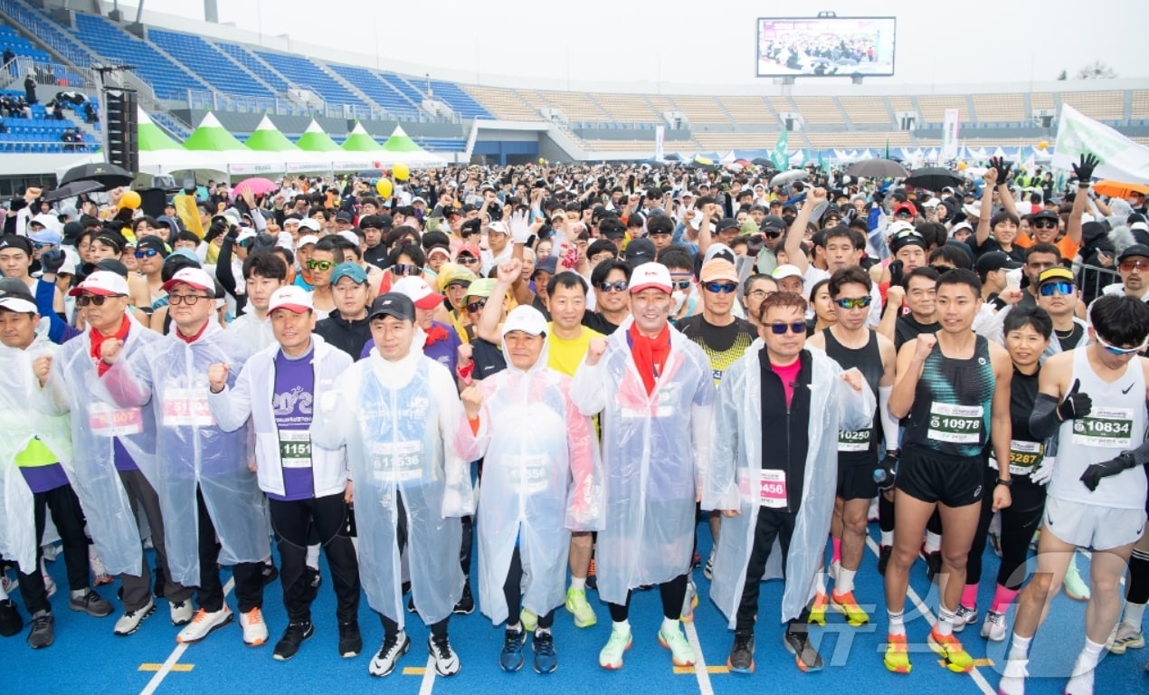 2일 올해 처음 열린 경북 '구미 박정희 마라톤대회' 참가자들이 출발선에서 파이팅을 외치고 있다.(구미시 제공. 재판매 및 DB 금지)