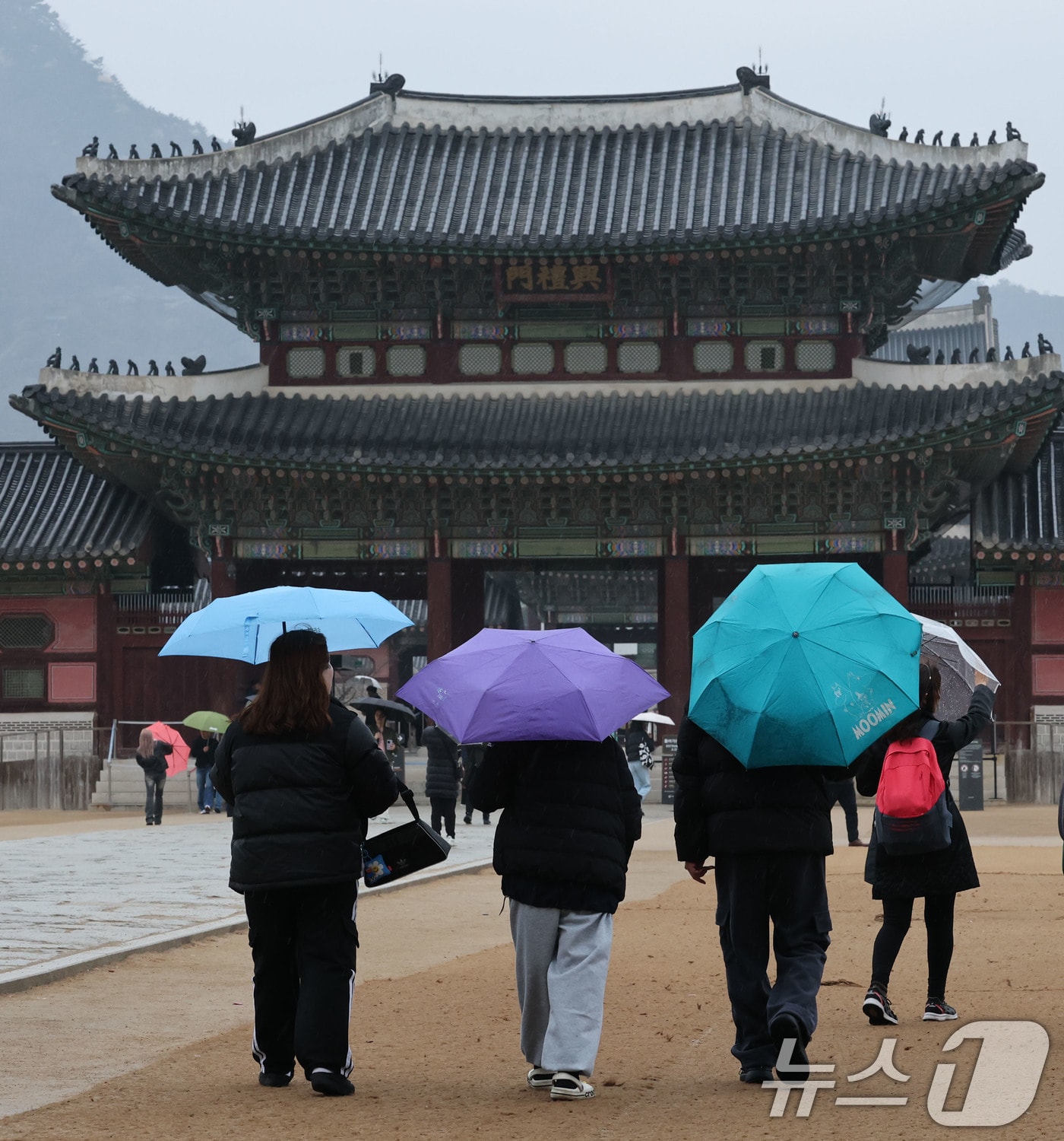 비가 내리는 2일 서울 경복궁에서 우산을 쓴 시민들과 관광객들이 발걸음을 재촉하고 있다. 기상청은 삼일절 연휴기간 동안 전국적으로 비가 내린 후 꽃샘추위가 찾아온다고 밝혔다. 2025.3.2/뉴스1 ⓒ News1 박세연 기자