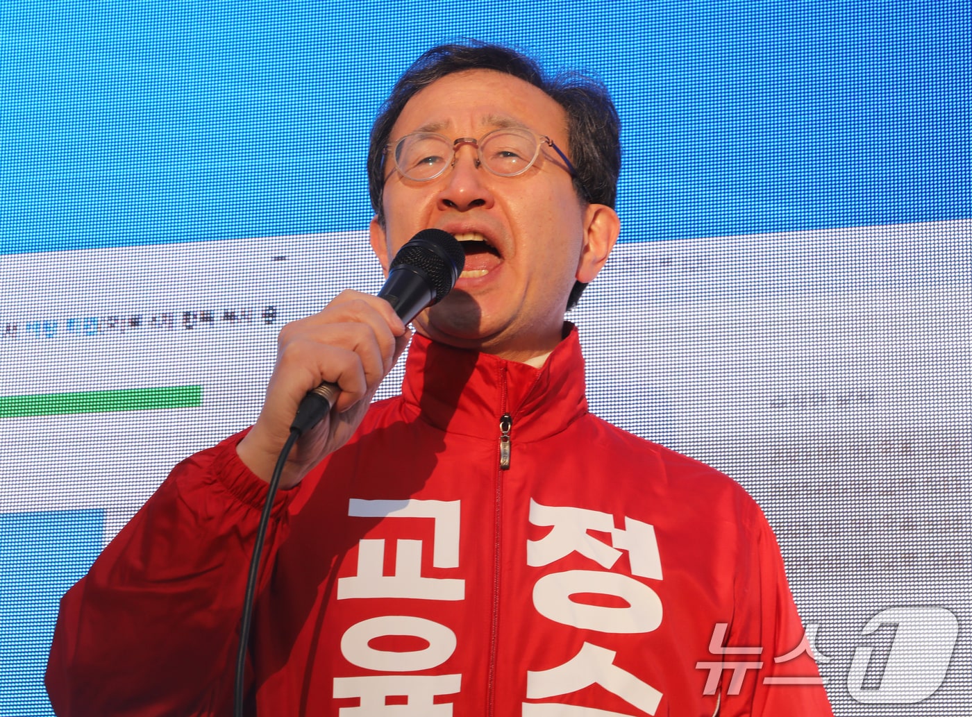 4·2 재보궐선거 공식 선거운동이 시작된 20일 오전 부산 연제구 연산역 일대에서 정승윤 부산시교육감 후보가 출근길 시민들에게 인사하고 있다. 2025.3.20/뉴스1 ⓒ News1 윤일지 기자