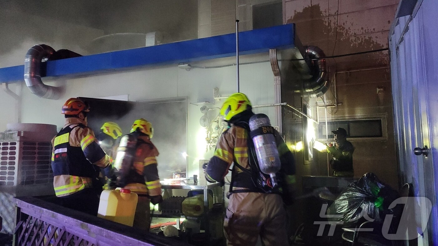 20일 새벽 0시18분쯤 제주시 아라이동 소재 건물에서 불이 나 소방당국이 진압하고 있다.(제주도소방안전본부 제공. 재판매 및 DB 금지)