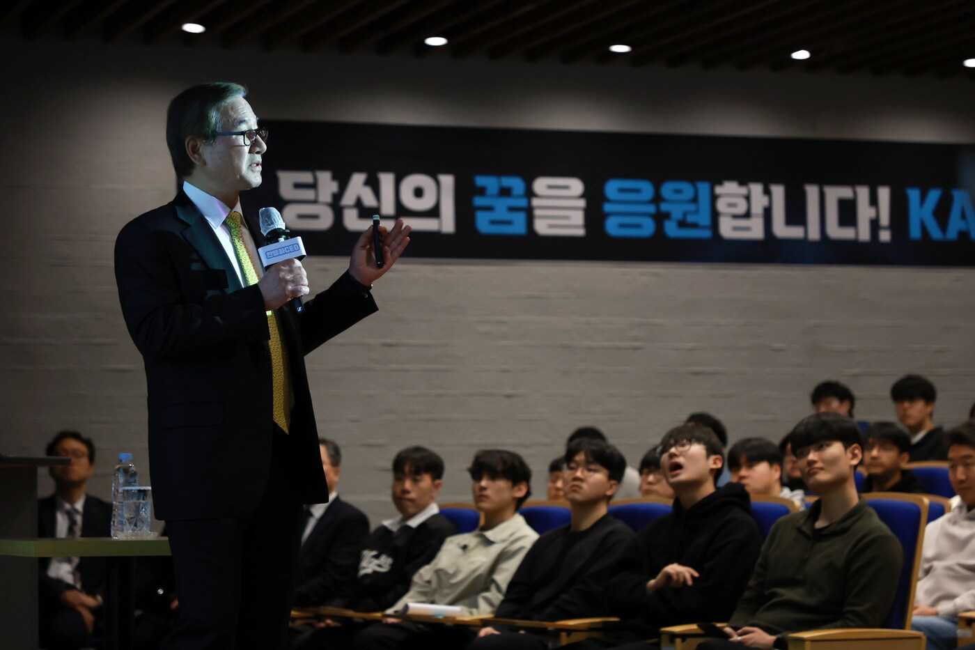 강구영 한국항공우주산업&#40;KAI&#41; 사장이 19일 대전 유성구 한국과학기술원&#40;KAIST&#41;에서 열린 KAI 신입사원 채원설명회에서 KAIST 재학생 200여명을 대상으로 미래 항공우주 산업과 관련한 특강을 진행하는 모습&#40;KAI 제공&#41;. 2025.03.19.
