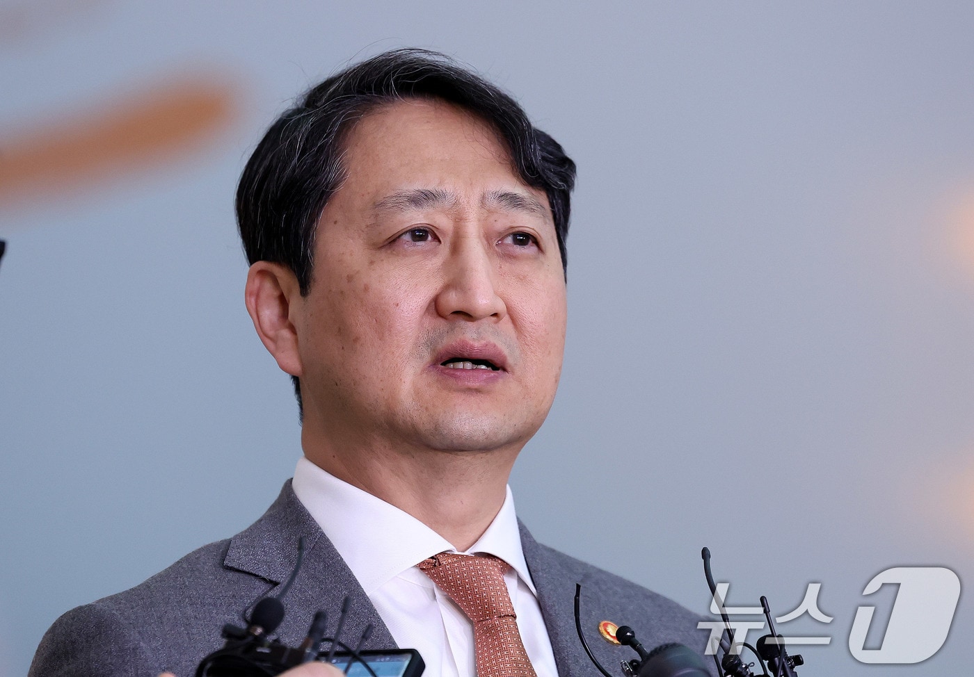 안덕근 산업통상자원부 장관이 20일 인천국제공항 2터미널을 통해 미국 출국에 앞서 취재진 질문에 답하고 있다. 안 장관은 미국 워싱턴 D.C.를 방문해 미국 상무부, 에너지부 장관 등을 만나 미국의 민감국가 지정 문제와 통상 정책 등에 대해 논의할 예정이다. 2025.3.20/뉴스1 ⓒ News1 박지혜 기자