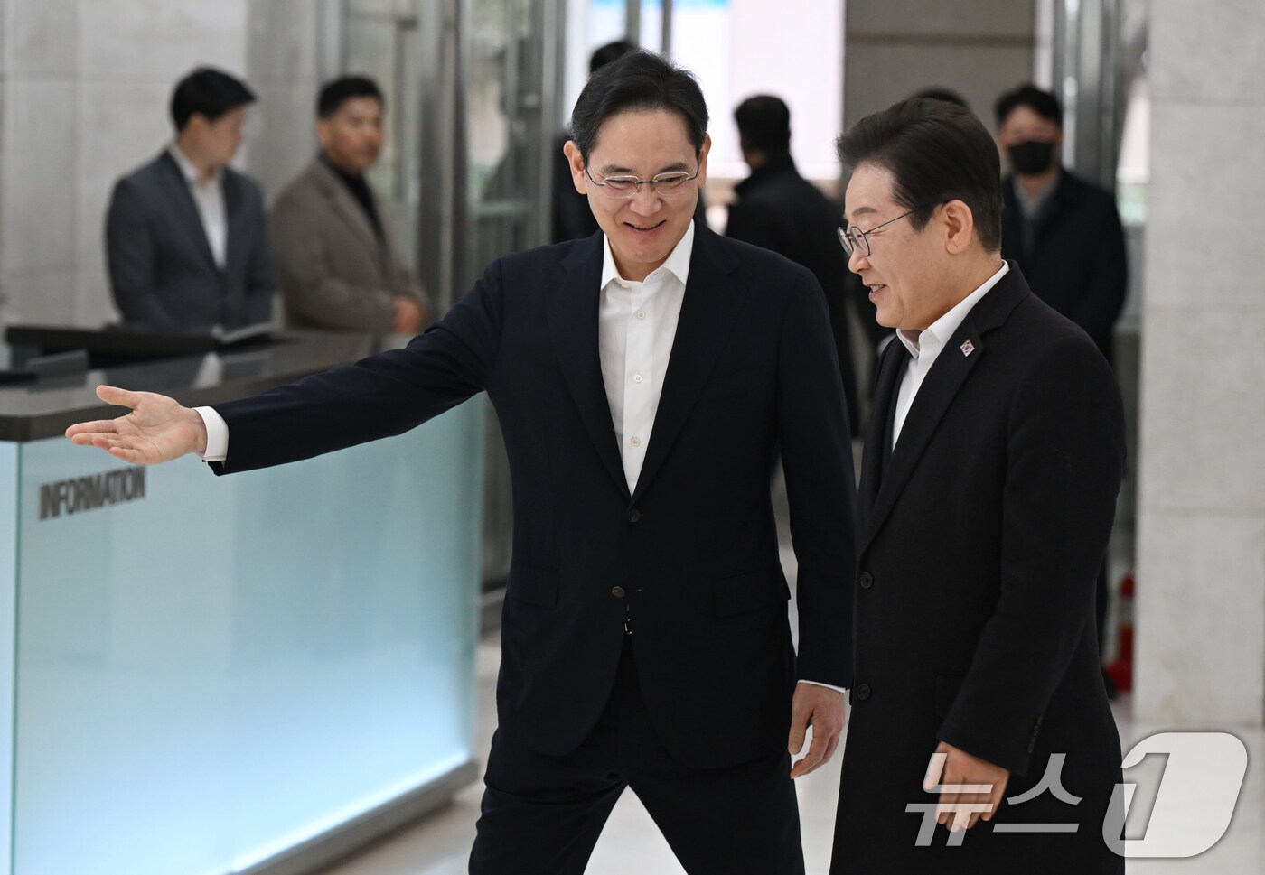이재명 더불어민주당 대표와 이재용 삼성전자 회장이 20일 오전 서울 강남구 삼성 청년 소프트웨어 아카데미&#40;SSAFY&#41;에서 환담을 하기 위해 이동하고 있다. &#40;공동취재&#41; 2025.3.20/뉴스1 ⓒ News1 김민지 기자