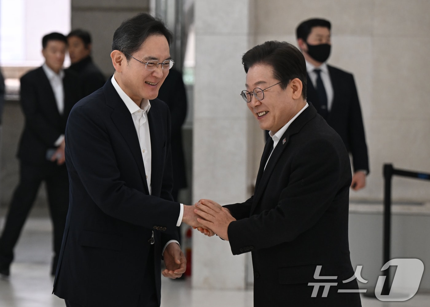 이재명 더불어민주당 대표가 20일 오전 서울 강남구 삼성 청년 소프트웨어 아카데미&#40;SSAFY&#41;에서 열린 청년 취업 지원을 위한 현장 간담회에 앞서 마중 나온 이재용 삼성전자 회장과 인사하고 있다. &#40;공동취재&#41; 2025.3.20/뉴스1 ⓒ News1 김민지 기자