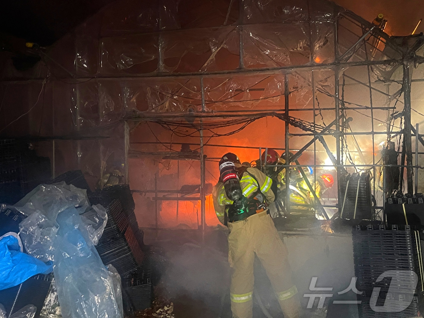 진화 작업 중인 소방관.(통영소방서 제공. 재판매 및 DB금지.)