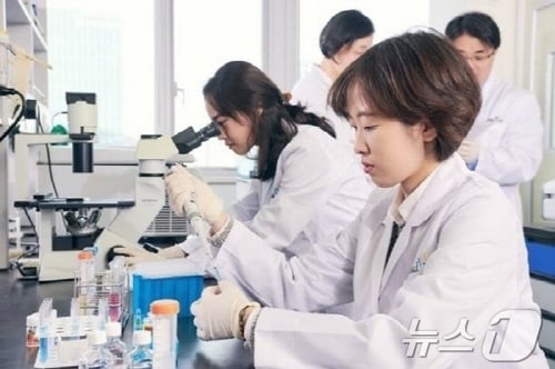 한올바이오파마 바이오연구소에서 연구원들이 실험을 하고 있다.&#40;한올바이오파마 제공&#41;/뉴스1