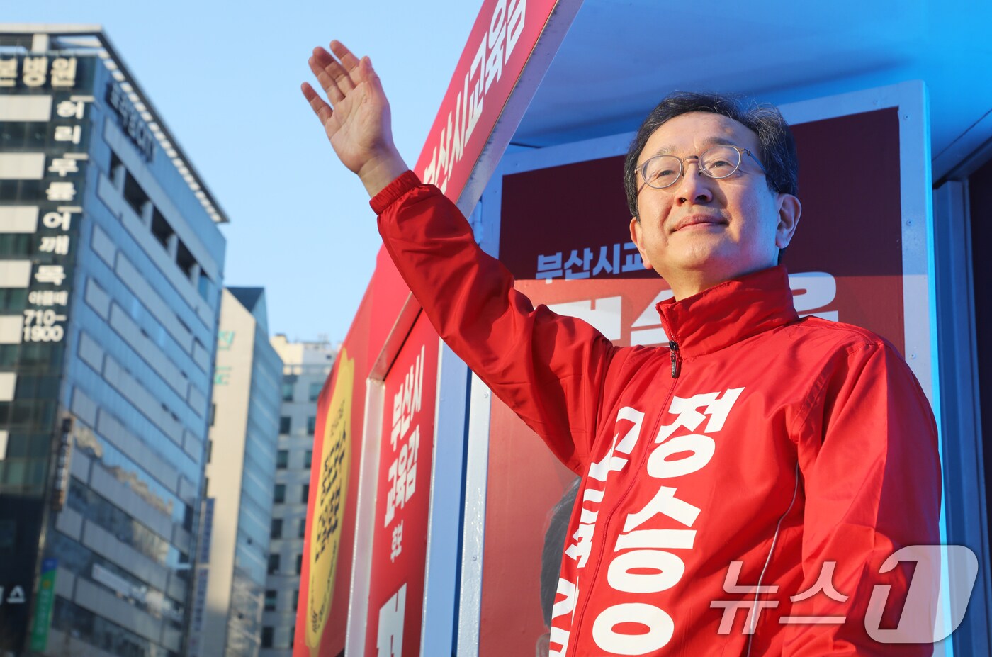 4·2 재보궐선거 공식 선거운동이 시작된 20일 오전 부산 연제구 연산역 일대에서 정승윤 부산시교육감 후보가 출근길 시민들에게 인사하고 있다. 2025.3.20/뉴스1 ⓒ News1 윤일지 기자