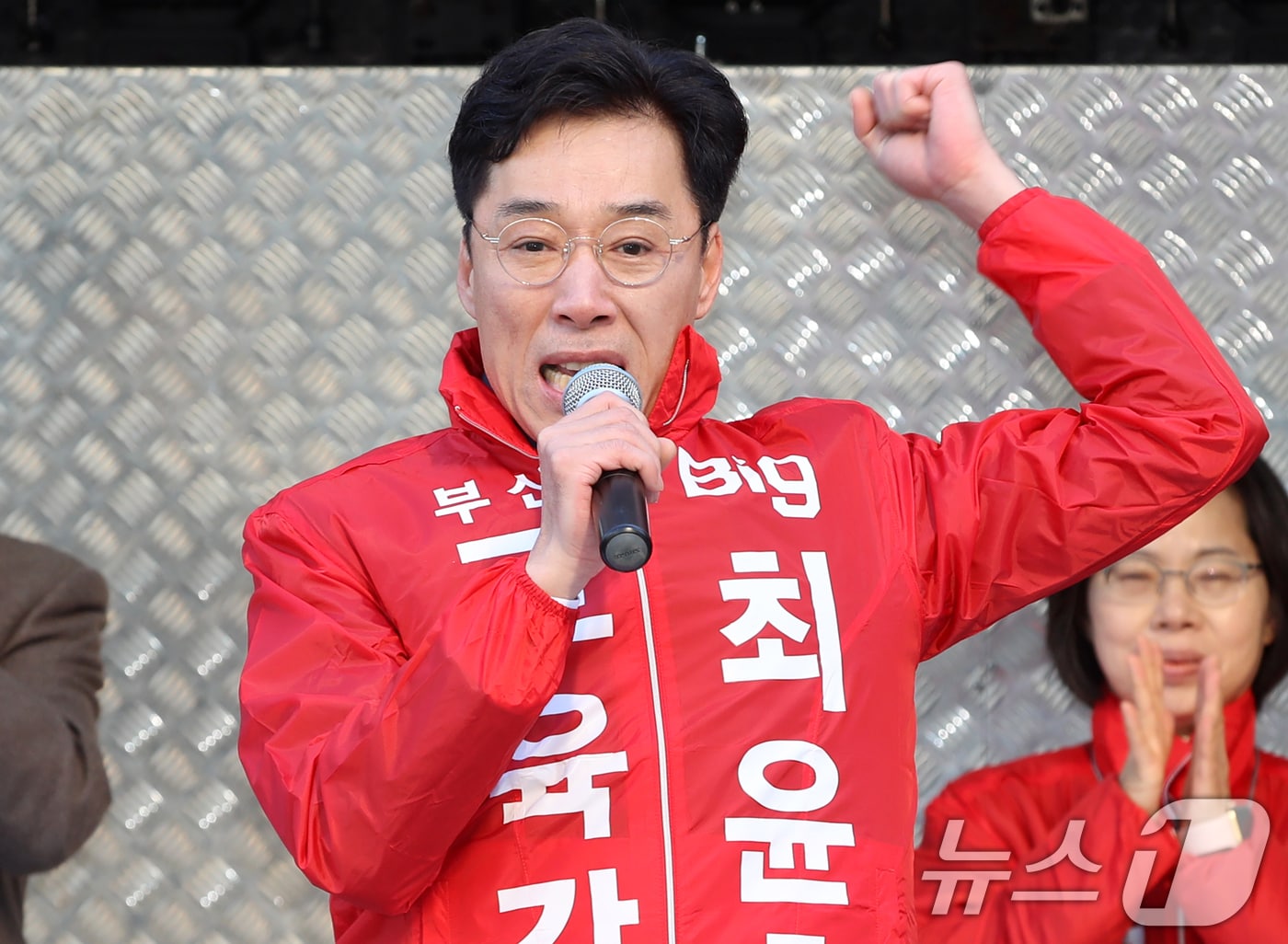 부산 부산진구 서면교차로에서 최윤홍 부산시교육감 후보가 출근길 시민들에게 인사하고 있다. 2025.3.20 ⓒ 뉴스1 윤일지 기자