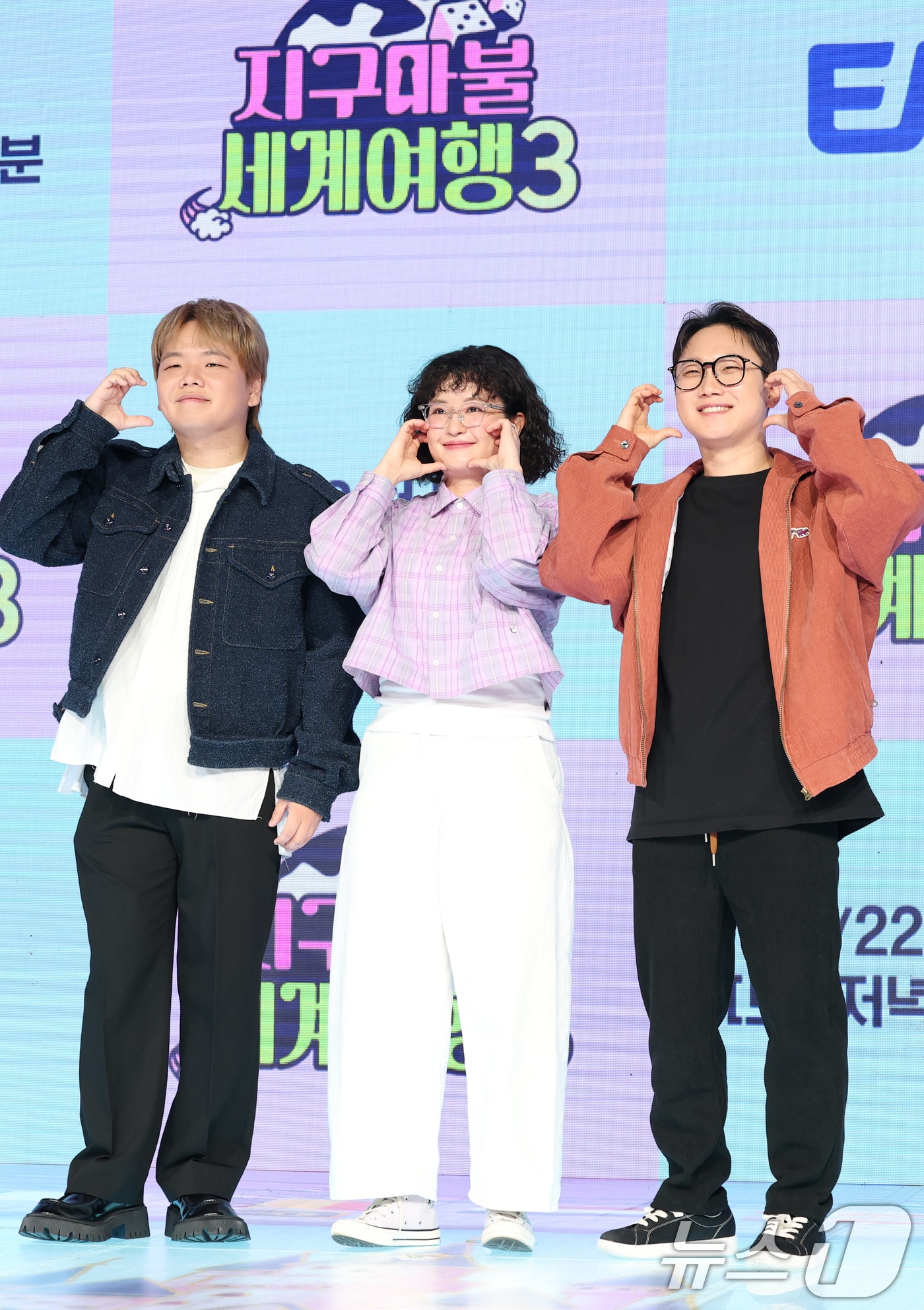 여행 크리에이터 곽튜브(왼쪽부터)와 원지, 빠니보틀이 20일 서울 마포구 쇼킹케이팝센터에서 열린 ENA ‘지구마불 세계여행3’ 제작발표회에 참석해 포즈를 취하고 있다. '지구마불 세계여행3'는 여행 크리에이터 3대장 빠니보틀(빠니보틀 Pani Bottle), 원지(원지의 하루), 곽튜브(곽튜브 KWAKTUBE)가 김태호 PD에 의해 설계된 세계여행 부루마불 게임에 참여, 주사위에 운명을 맡기고 세계 각지를 여행하는 과정을 담은 예능 프로그램이다. 2025.3.20/뉴스1 ⓒ News1 권현진 기자