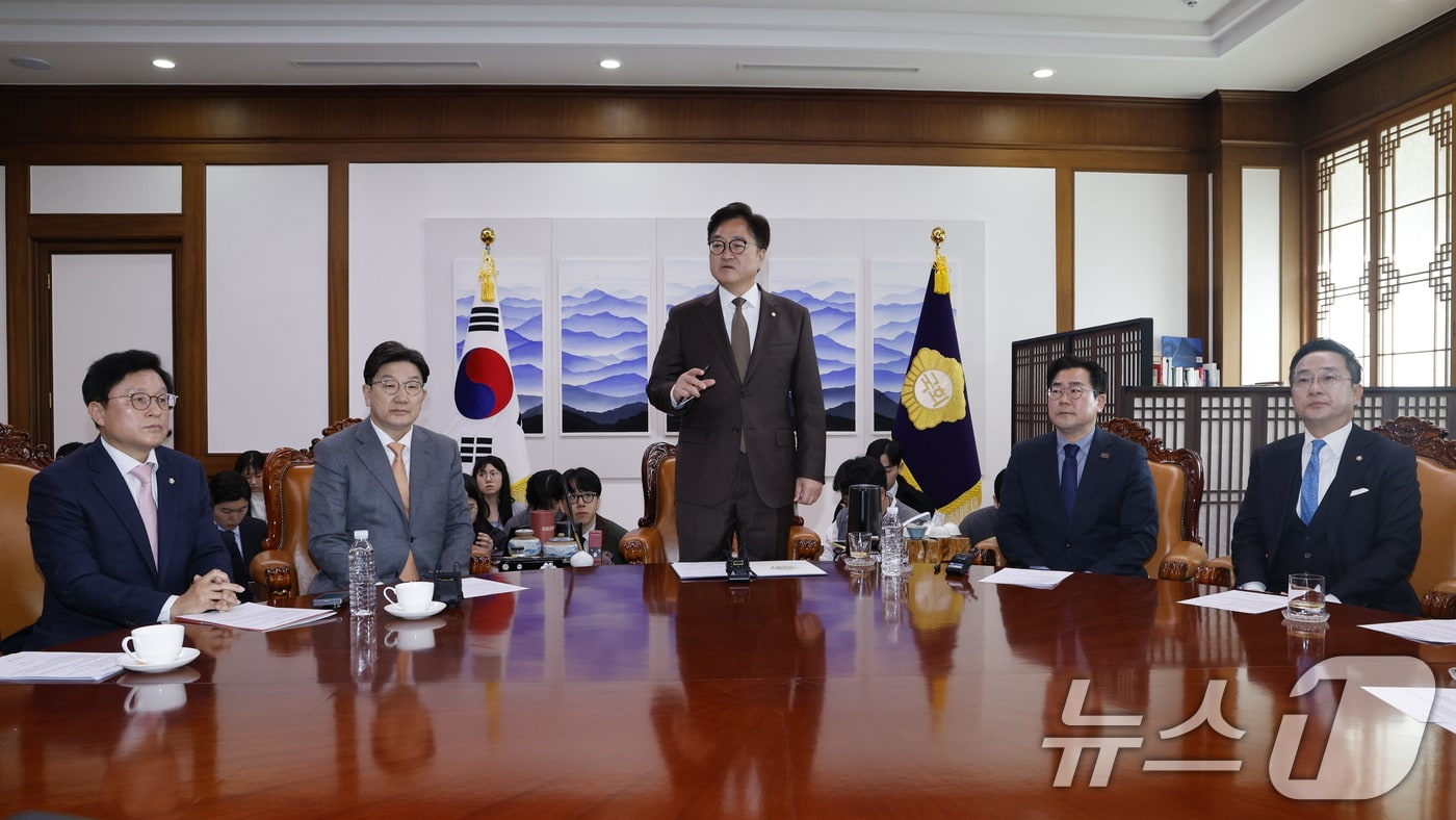 우원식 국회의장이 국민의힘 권성동, 더불어민주당 박찬대 원내대표와 20일 서울 여의도 국회 의장실에서 연금개혁 관련 여야 합의문 작성에 앞서 인사말을 하고 있다. 2025.3.20/뉴스1 ⓒ News1 안은나 기자