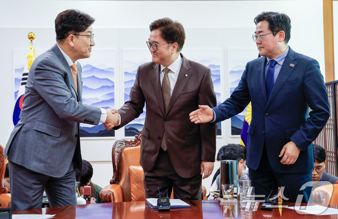 우원식 국회의장(가운데)과 권성동 국민의힘 원내대표가 20일 서울 여의도 국회에서 연금개혁 관련 여야 합의문을 발표한 뒤 악수하고 있다. 오른쪽은 박찬대 더불어민주당 원내대표. 2025.3.20/뉴스1 ⓒ News1 안은나 기자
