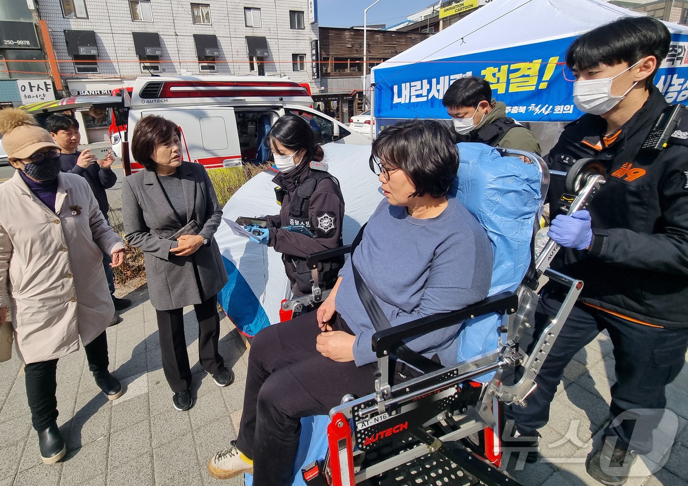 차순애 더민주충북혁신회의 상임위원이 윤석열 대통령 탄핵을 촉구하는 단식농성 중 탈진 증세를 보여 병원으로 이송되고 있다.