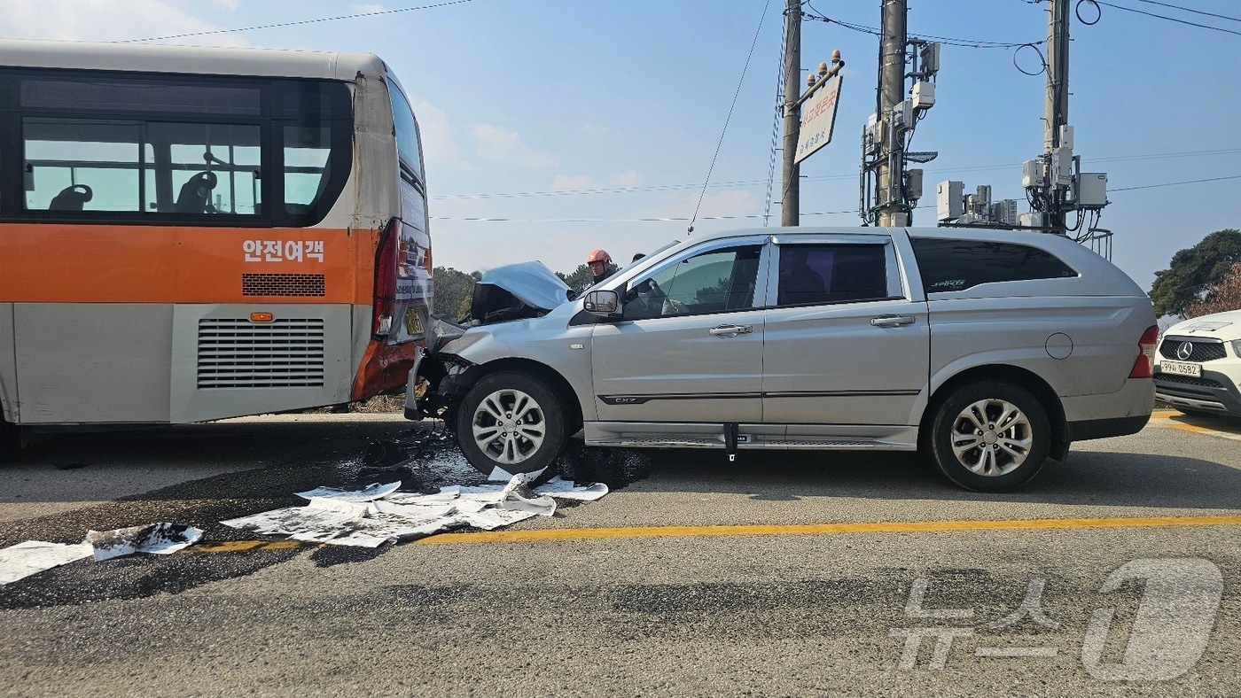  20일 오전 10시 31분께 전북자치도 김제시 백산면 한 버스정류장 앞에서 SUV가 정차 중이던 시내버스를 추돌했다.(전북소방 제공. 재판매 및 DB금지)