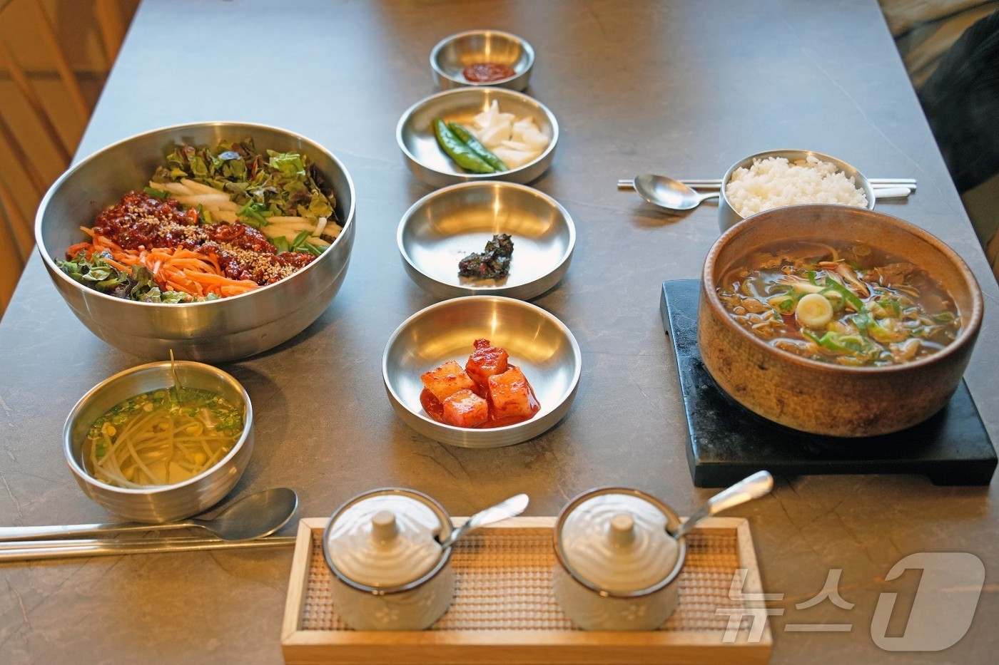 경북 경주시가 지난해에 이어 '베스트 친절 음식점'을 찾아 나섰다. 서진은 지난해 선정된 베스트 친절 음식점. (경주시제공, 재판매 및 DB 금자) 2025.3.20/뉴스1 