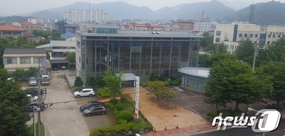 한국농어촌공사 무진장지사가 농업인의 노후생활안정을 위한 ‘농지이양 은퇴직불사업’에 대해 집중홍보를 실시하고 있다./뉴스1