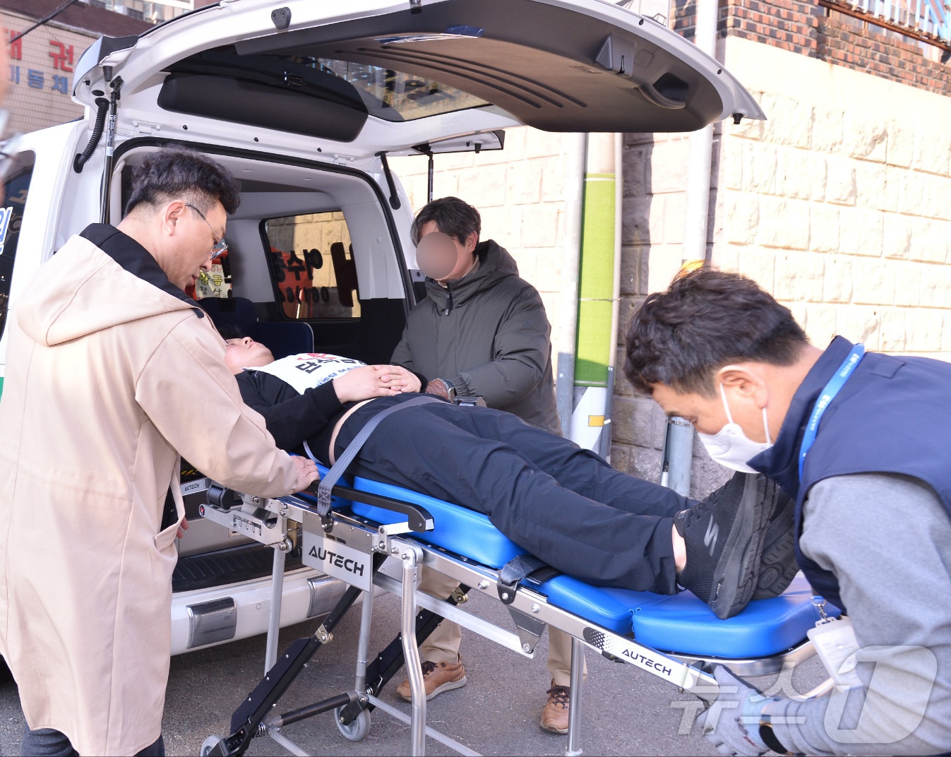 고용진 여수시의원이 19일 오후 여수시 여서동에 있는 농성장에서 단식을 이어가다 건강이 악화돼 구급차에 이송되고 있다.(독자 제공. 재판매 및 DB 금지)