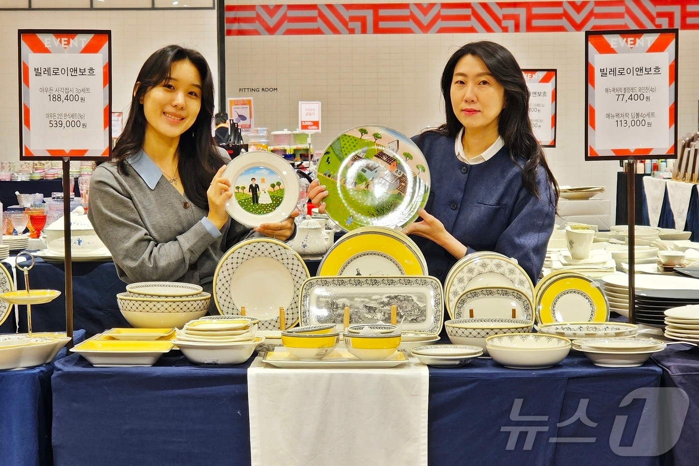 신세계백화점 센텀시티에서 주방용품 특집전이 진행되는 가운데 백화점 관계자들이 주방용품을 선보이고 있다.(신세계 센텀시티 제공. 재판매 및 DB 금지)