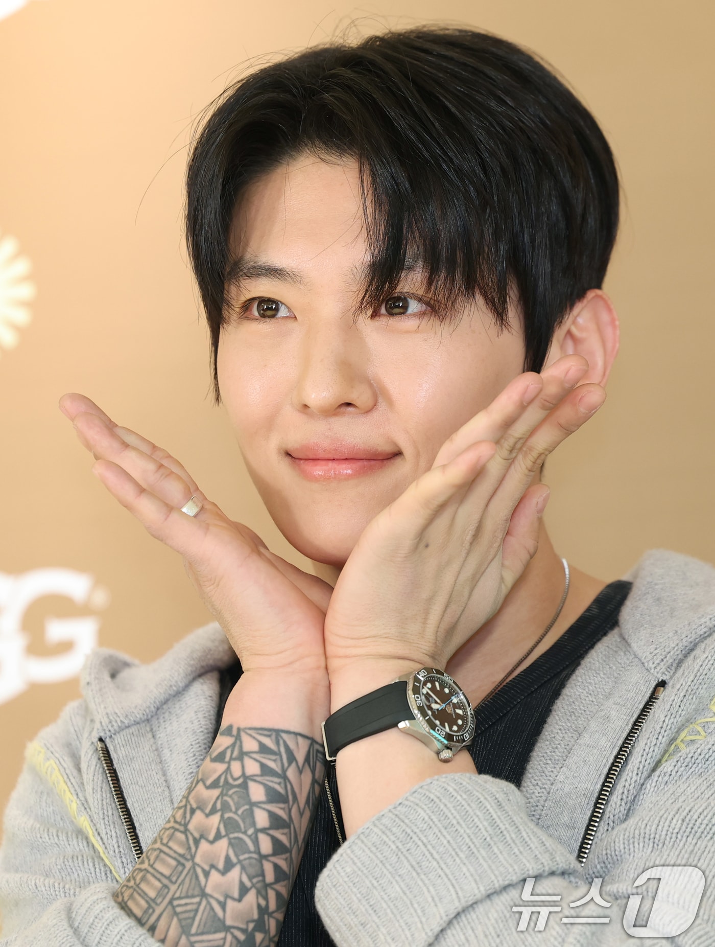 방송인 덱스가 서울 강남구 어그(UGG) 도산 플래그십스토어에서 열린 오픈 행사에 참석해 포즈를 취하고 있다. 2025.3.20/뉴스1 ⓒ News1 권현진 기자