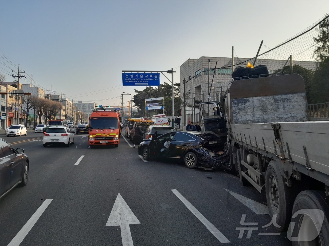 20일 오전 7시 36분쯤 인천시 남동구 만수동 왕복 8차선 도로에서 25톤 트럭이 앞서가던 아반떼 차량을 들이 받았다.(인천소방본부 제공)2025.3.21/뉴스1