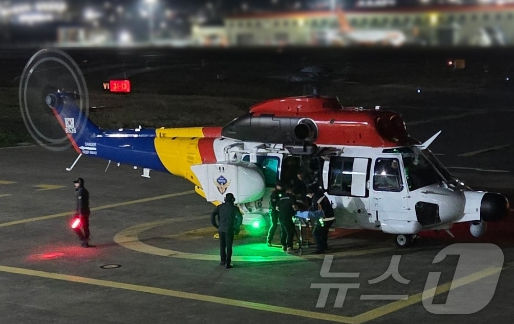 지난 20일 오후 8시40분 쯤 제주시 차귀도 남서쪽 약 87㎞ 해상에서 어선 A호(139톤·대형트롤·부산선적)의 한국인 선원 B 씨(47·남)가 심정지 상태로 발견돼 병원으로 이송되고 있다.(제주해양경찰청 제공. 재판매 및 DB 금지)