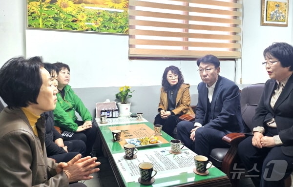 여성 기업인들과 대화를 나누고 있는 우범기 전주시장.(전주시 제공, 재판매 및 DB 제공)/뉴스1