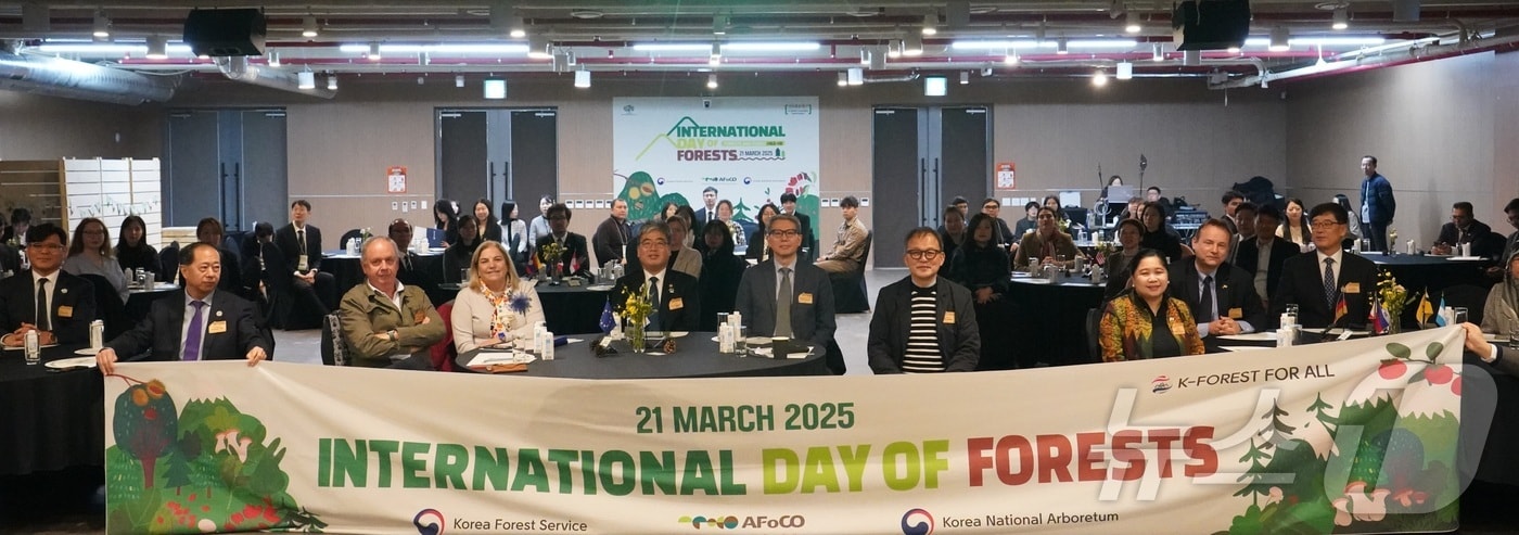 임상섭 산림청장(가운데)이 마리아 카스티요 페르난데즈 주한 유럽연합 대사(가운데에서 좌측 첫번째), 정기용 외교부 기후변화대사(가운데에서 우측 첫번째), 박종호 아시아산림협력기구 사무총장(가운데에서 우측 2번째) 과 함께 기념촬영을 하고 있다.(산림청 제공.재판매 및 DB금지)/뉴스1