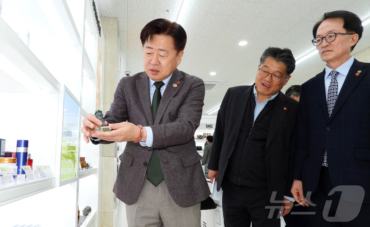 오영훈 제주특별자치도지사가 21일 오후 제주 서귀포시 성산포항 여객터미널에서 열린 '제주관광공사 성산면세점 개점식' 참석 후 성산면세점 내부를 둘러보고 있다. 2025.3.21/뉴스1 ⓒ News1 오미란 기자