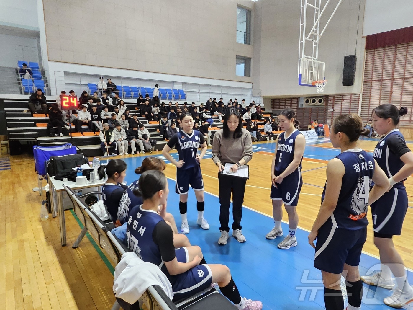 강원대 여자 농구팀과 최윤아 감독.(강원대 제공, 재판매 및 DB금지)