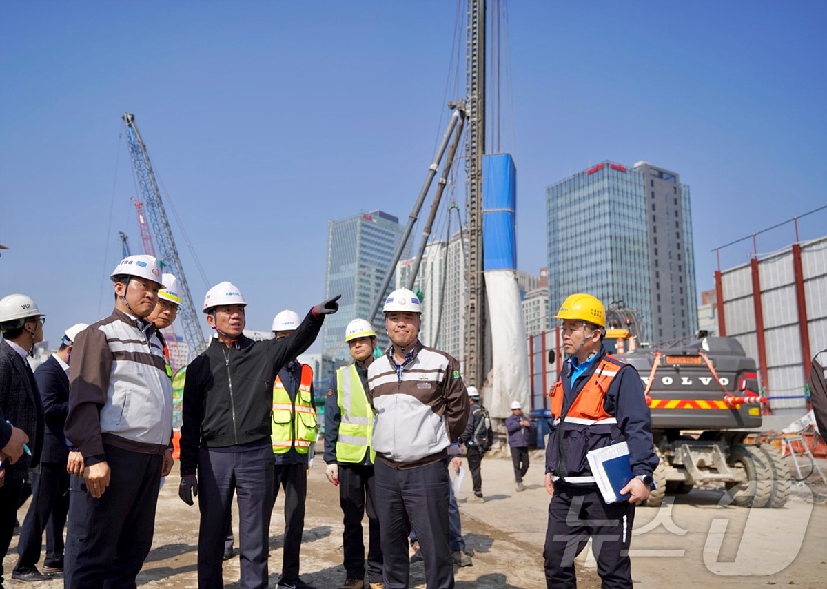 한문희 코레일 사장(왼쪽)이 21일 오후 서울역 북부역세권 개발사업 현장을 찾아 공사 안전관리 대책을 살폈다.(코레일 제공.재판매 및 DB금지)/뉴스1 