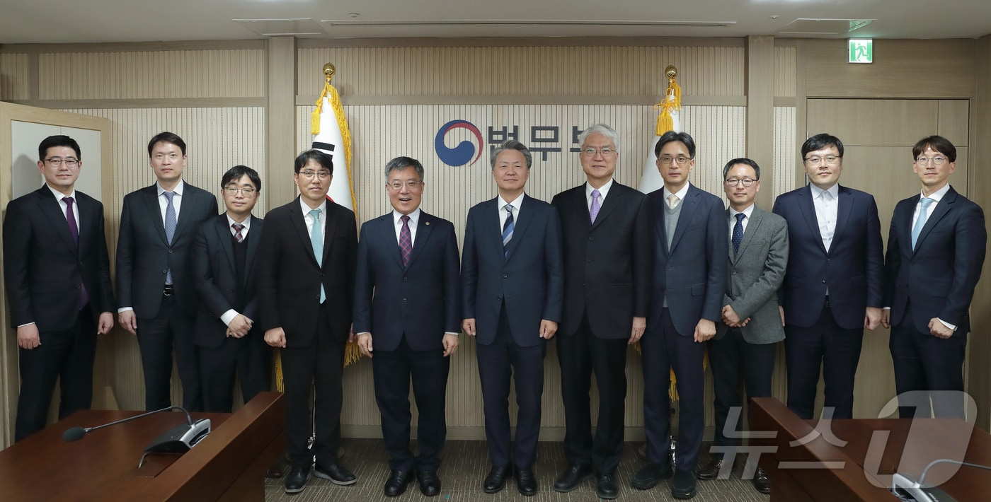 김석우 법무부 장관 직무대행(왼쪽 다섯째)은 21일 오후 1시 법무부 정부과천청사에서 한국법학교수회 임원들과 만나 한국 법학의 발전 방향 등을 논의했다. 2025.3.21./ⓒ 뉴스1(법무부 제공)