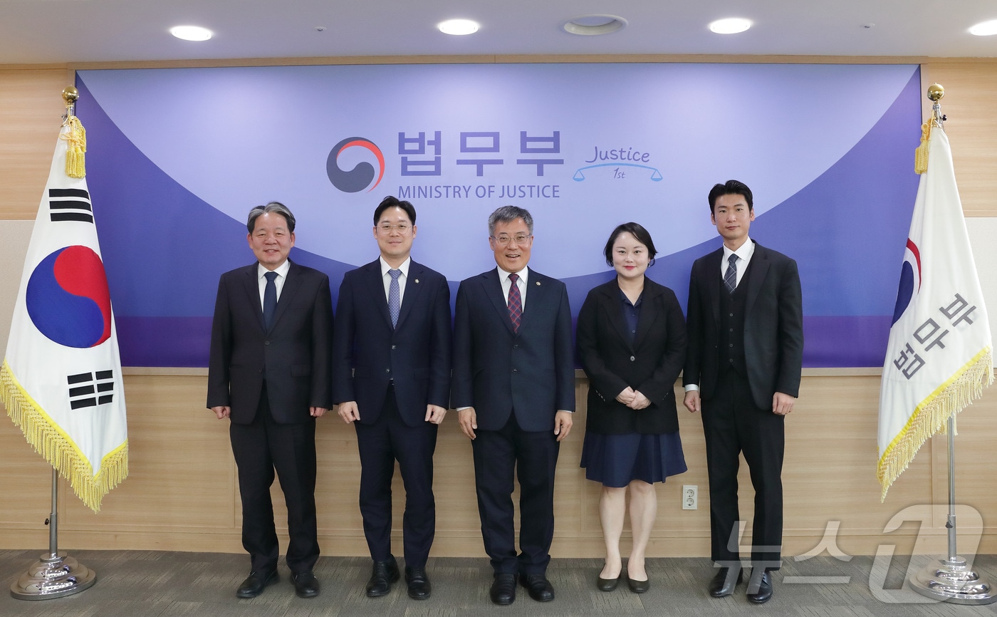 김석우 법무부 장관 직무대행(가운데)은 21일 오후 2시 법무부 정부과천청사 대한번호사협회 임원들과 만나 현행 변호사 제도와 관련한 현안 등을 논의했다. 2025.3.21./ⓒ 뉴스1(법무부 제공)