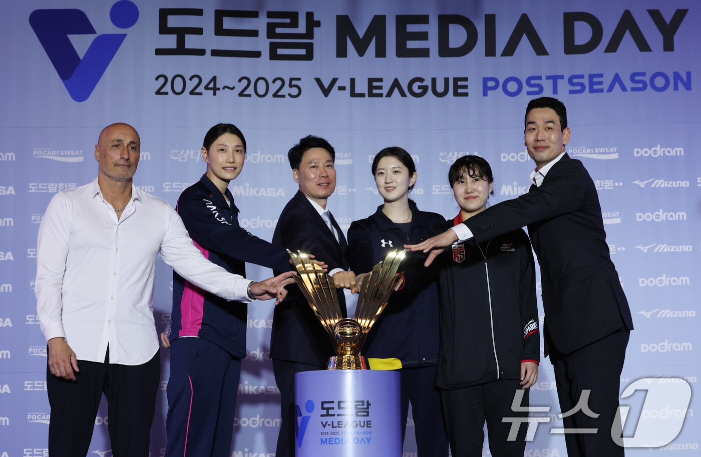 21일 서울 강남구 리베라호텔에서 열린 도드람 2024-25 V리그 포스트시즌 미디어데이에서 선수들과 감독들이 기념 촬영을 하고 있다. 왼쪽부터 마르첼로 아본단자 흥국생명 감독, 김연경, 강성현 현대건설 감독, 이다현, 정관장 염혜선, 고희진 감독. 2025.3.21/뉴스1 ⓒ News1 박지혜 기자