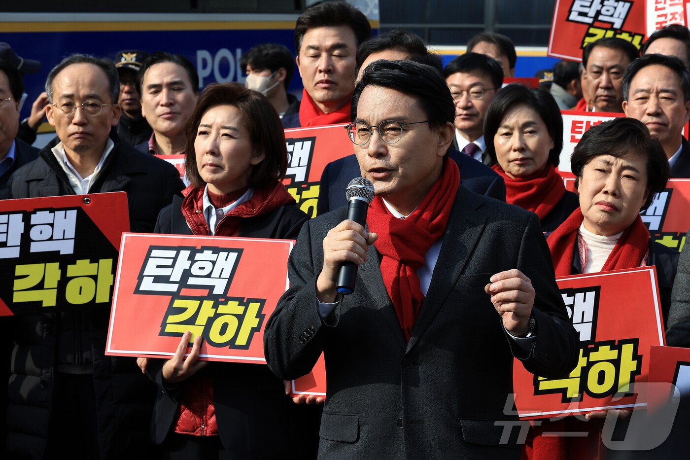 윤상현 국민의힘 의원이 21일 오전 서울 종로구 재동 헌법재판소 앞에서 기자회견을 열고 윤석열 대통령의 탄핵 각하 촉구 발언을 하고 있다. 2025.3.21/뉴스1 ⓒ News1 박정호 기자