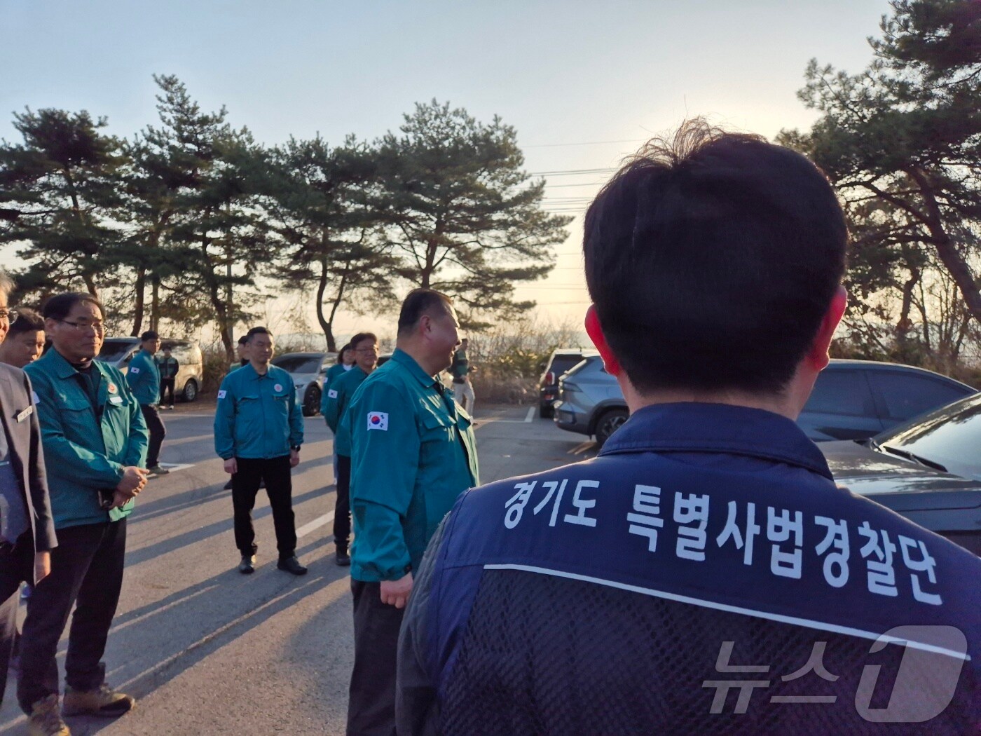 21일 오후 6시께 경기 파주시 문산읍 한 폐건물 앞 주차장에서 경기도 특별사법경찰단과 파주시 소속 공무원들이 '대북전단 살포 행위' 첩보를 입수하고 현장을 살피고 있다.2025.03.21/뉴스1 양희문 기자