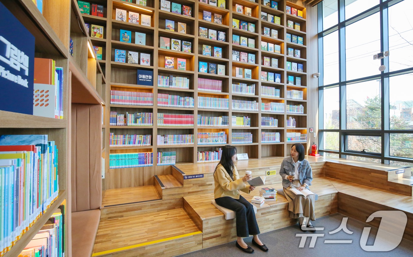  대전 동구 '동네북네 북카페' 가양1동점에서 이용자들이 독서를 하며 휴식을 즐기고 있다. 2025.3.22 ⓒ 뉴스1 김기태 기자