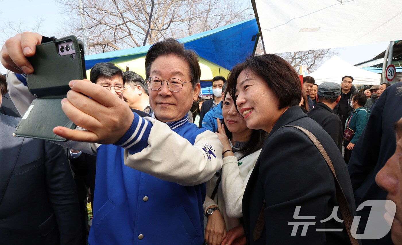 4·2 전남 담양군수 재선거를 앞둔 22일 오후 전남군 담양읍 담양시장에서 더불어민주당 이재명 대표가 이재종 후보의 유세를 지원하고 있다. 2025.3.22/뉴스1 ⓒ News1 박지현 기자
