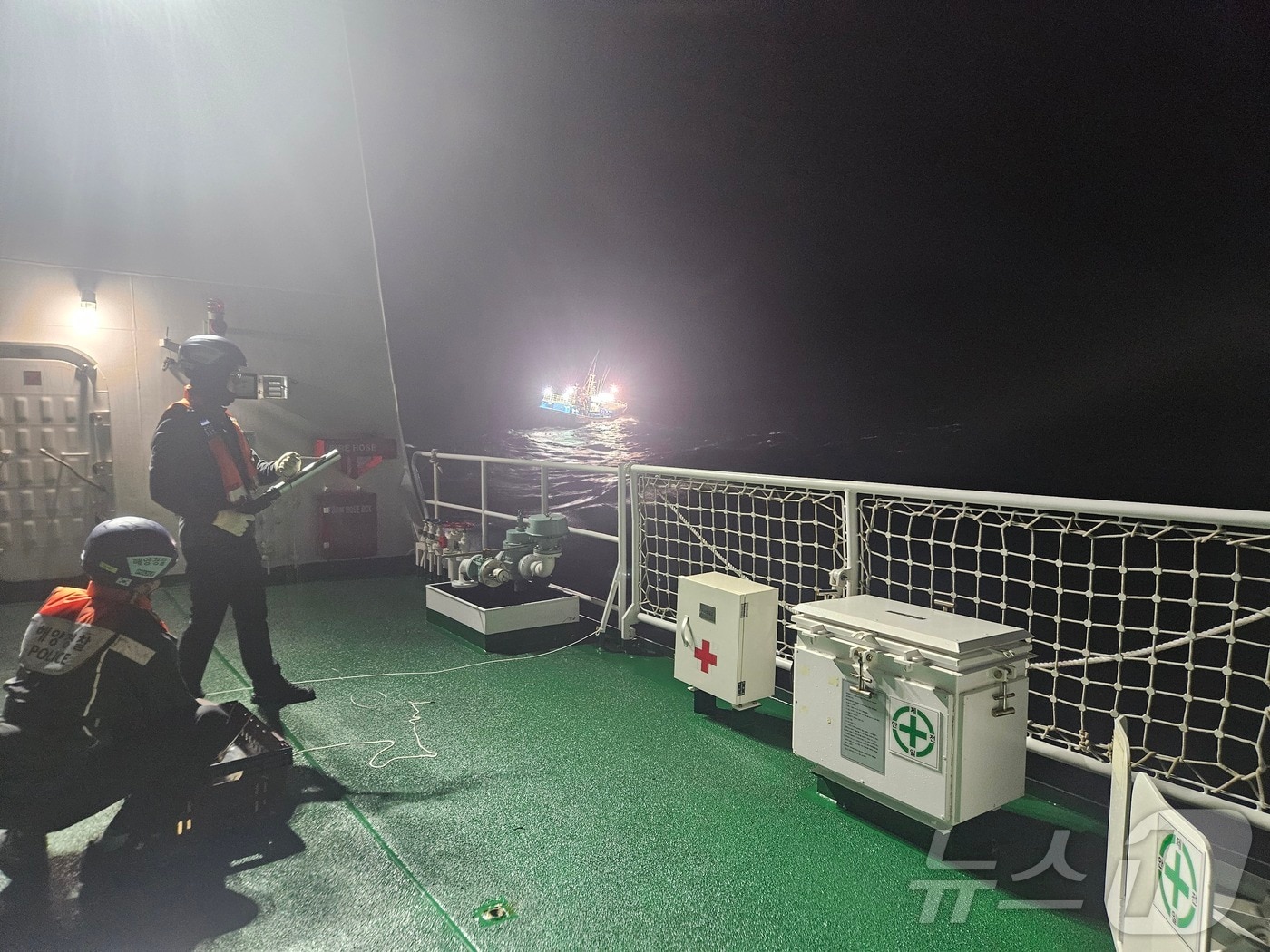 기관고장 선박 예인구조 작업 모습.(동해해경 제공. 재판매 및 DB금지)/뉴스1