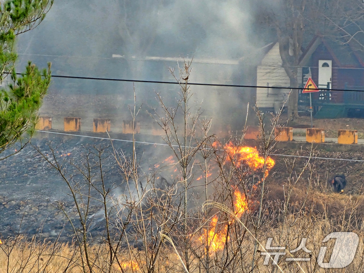 산청 시천면에서 발생한 산불이 민가까지 확산되고 있다. 2025.3.22/뉴스1 ⓒ News1 한송학 기자