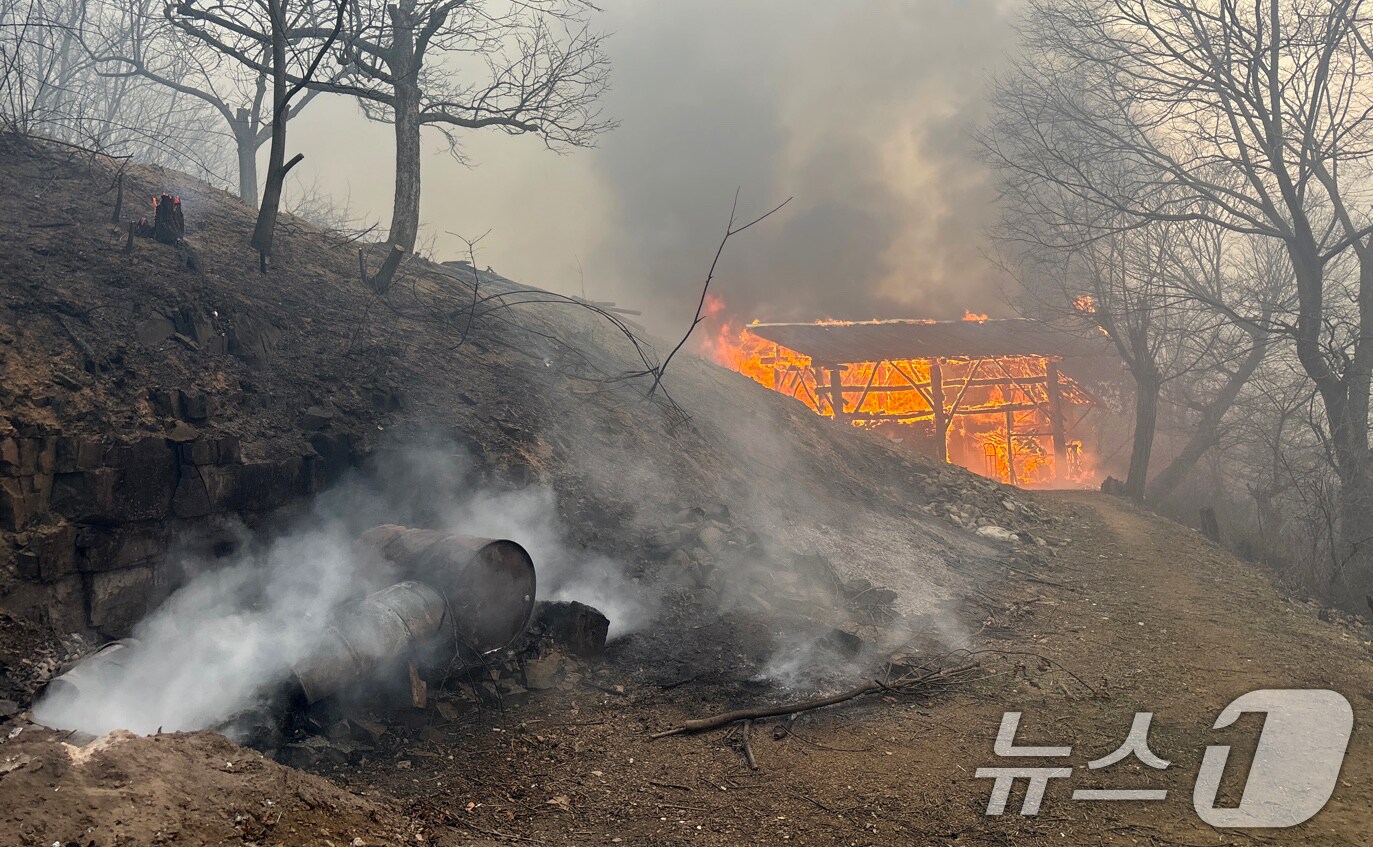 22일 경북 의성군에서 발생한 산불이 민가쪽으로 확산되고 있다. (경북도소방본부 제공, 재판매 및 DB 금지) 2025.3.22/뉴스1 ⓒ News1 최창호 기자