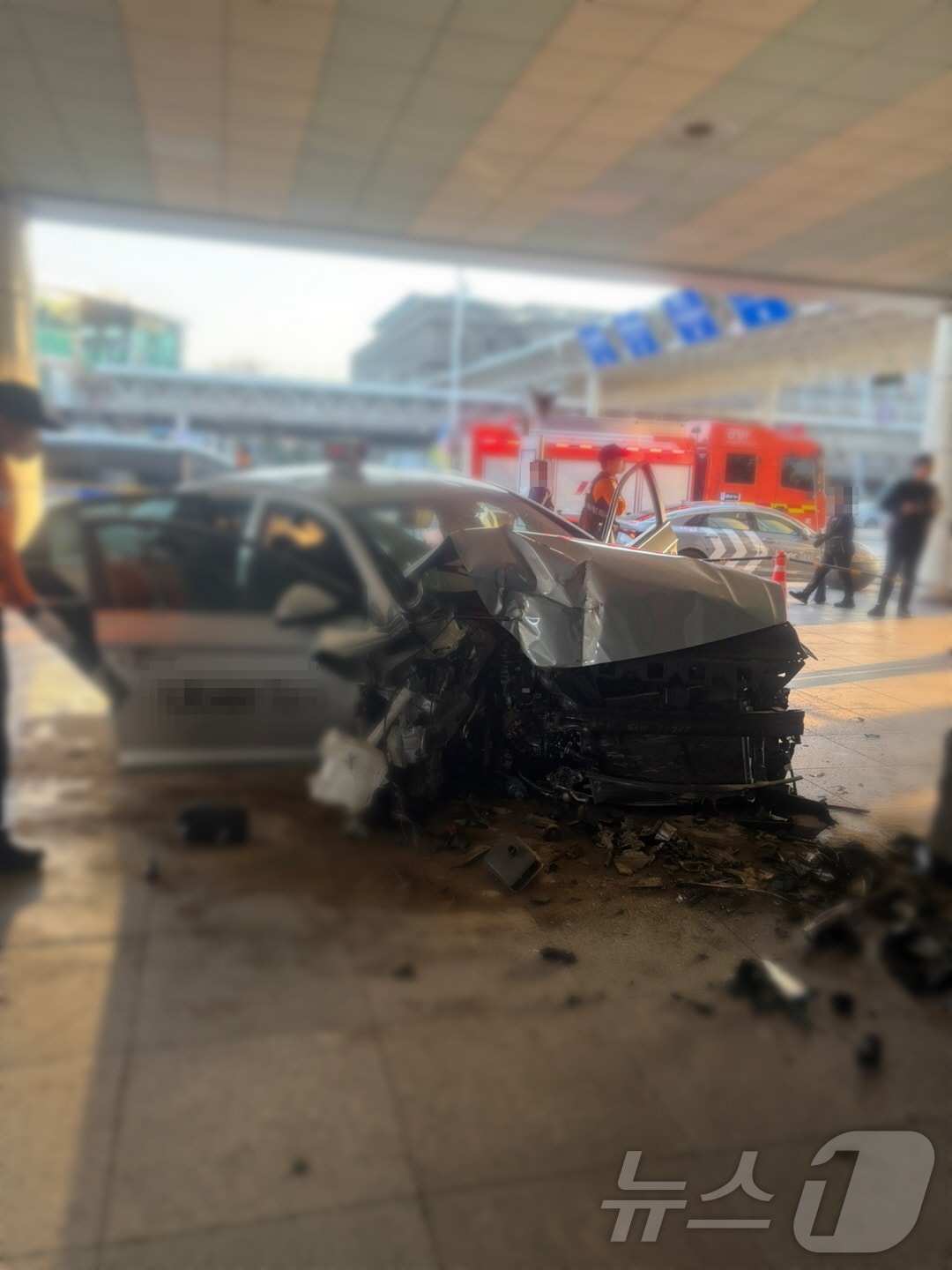23일 오전 6시30분쯤 김해공항 국내선 1번 출구에서 승객을 태운 뒤 출발하는 택시가 갑자기 인도로 돌진하는 사고가 발생했다(강서경찰서 제공. 재판매 및 DB 금지)