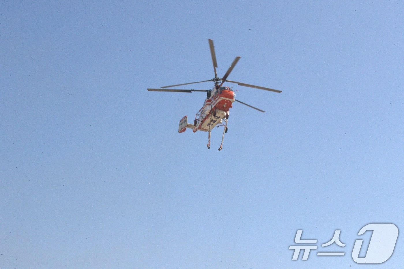 22일 발생된 의성 산불의 진화율이 23일 2%대로 하향된 가운데 소방과 산림 당국의 진화 장미 및 인력 정비소를 의성군민운동장에 마련했다. 진화 헬기와 장비 등이 쉴새없이 드나들고 있다.2025.3.23/뉴스1 ⓒ News1 신성훈 기자