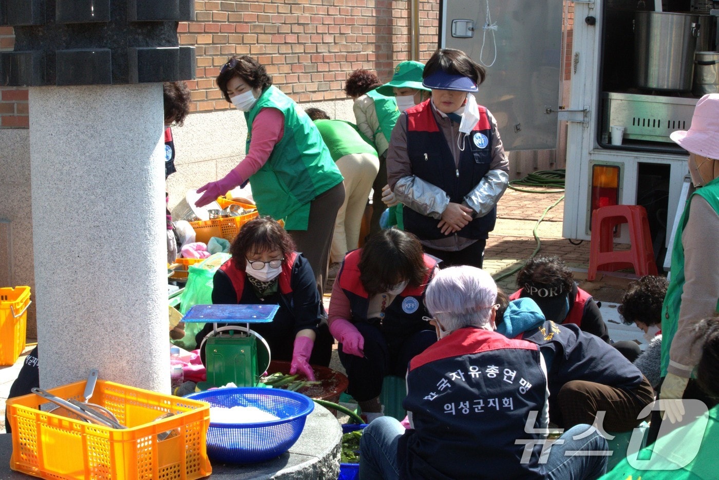 지난달 23일 경북 의성군체육관에서 자원봉사자들이 산불로 인해 대피한 이재민을 위해 봉사활동을 하고 있다.2025.3.23/뉴스1 ⓒ News1 신성훈 기자