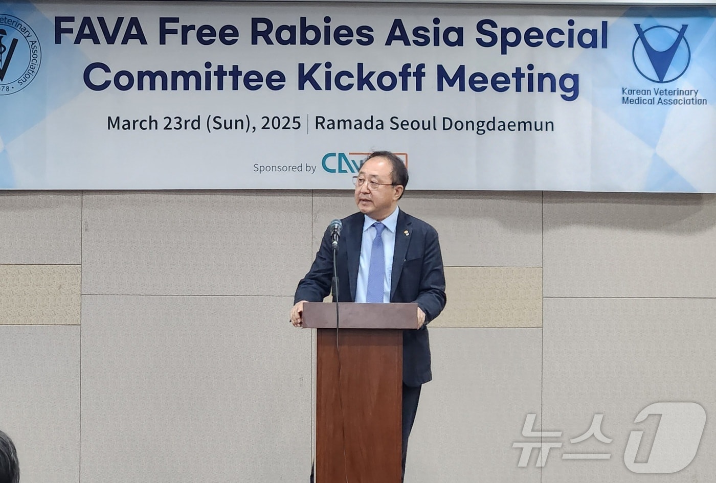 정인성 아시아 광견병 청정화특별위원회 위원장이 23일 서울 동대문구 라마다호텔에서 열린 발대식에서 인사말을 전하고 있다. ⓒ 뉴스1 한송아 기자