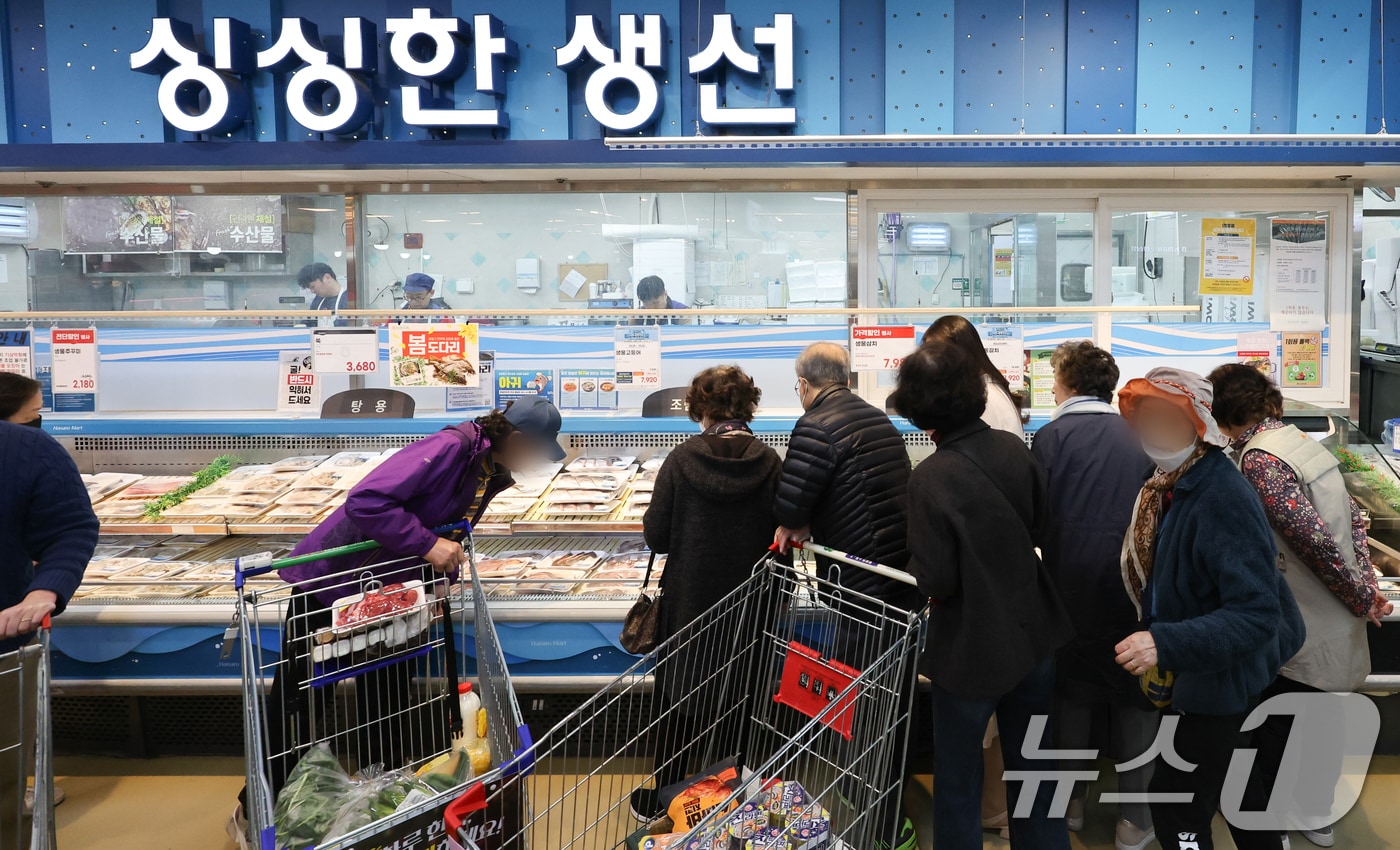 23일 서울 시내의 한 대형마트 수산코너. 2025.3.23/뉴스1 ⓒ News1 허경 기자