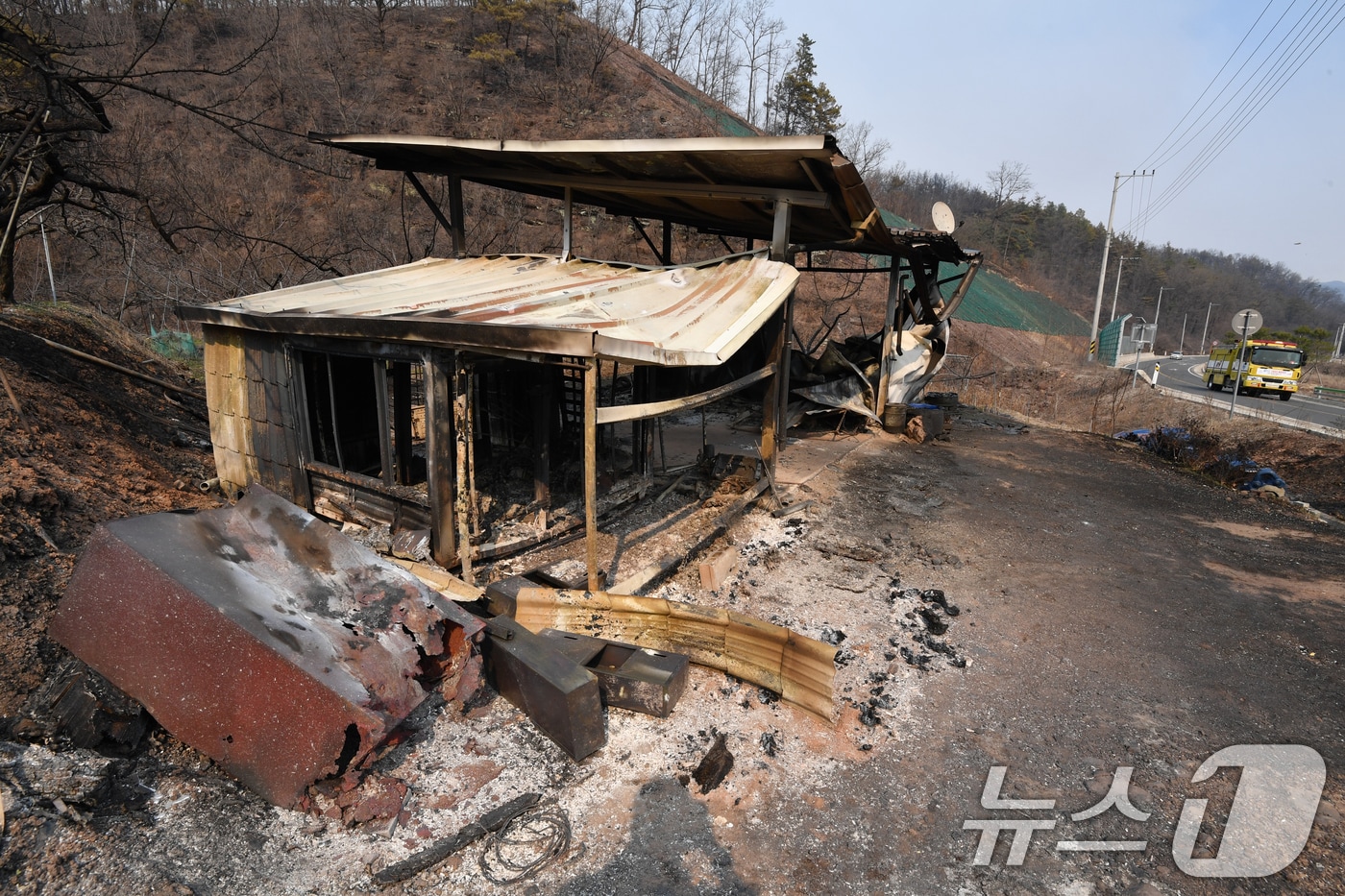 경북 의성군 산불 이틀째인 23일 오후 단촌면 국도변에 곳곳에는 산불이 지난 간 흔적들이 남아 있다. (사진은 기사 내용과 무관함) 2025.3.23/뉴스1 ⓒ News1 최창호 기자
