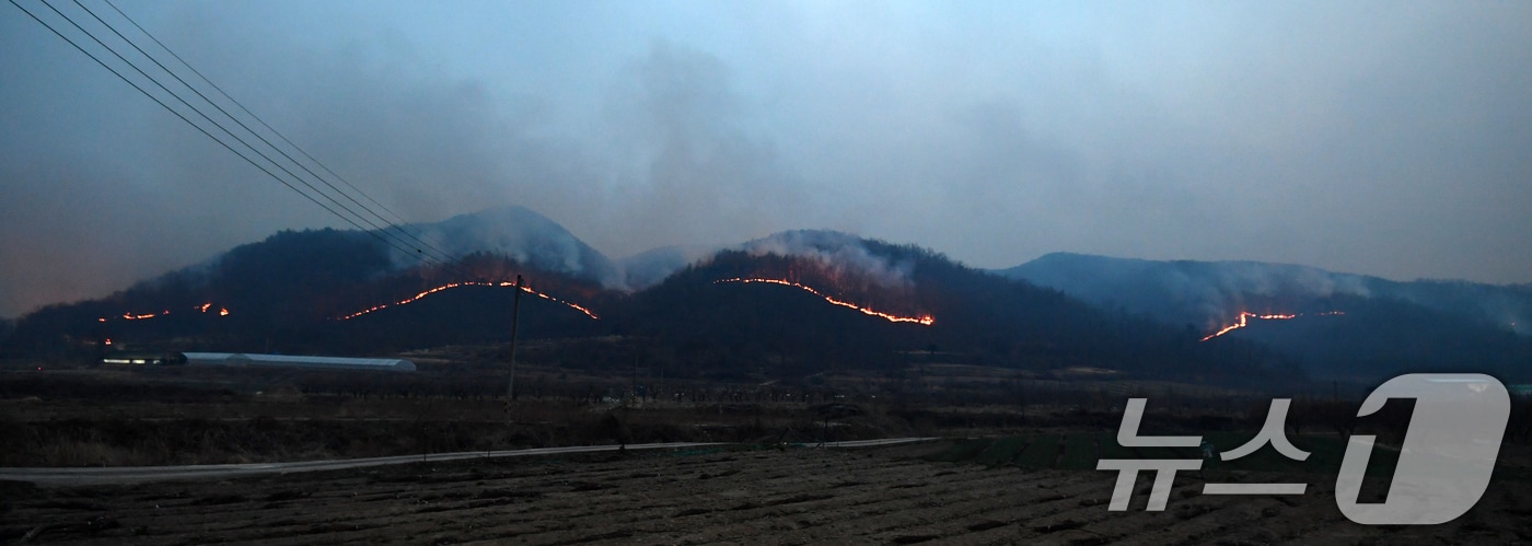 경북 의성 산불 이틀째인 23일 오후 안평면 산에서 야간진화작업이 진행되고 있다. 2025.3.23/뉴스1 ⓒ News1 최창호 기자