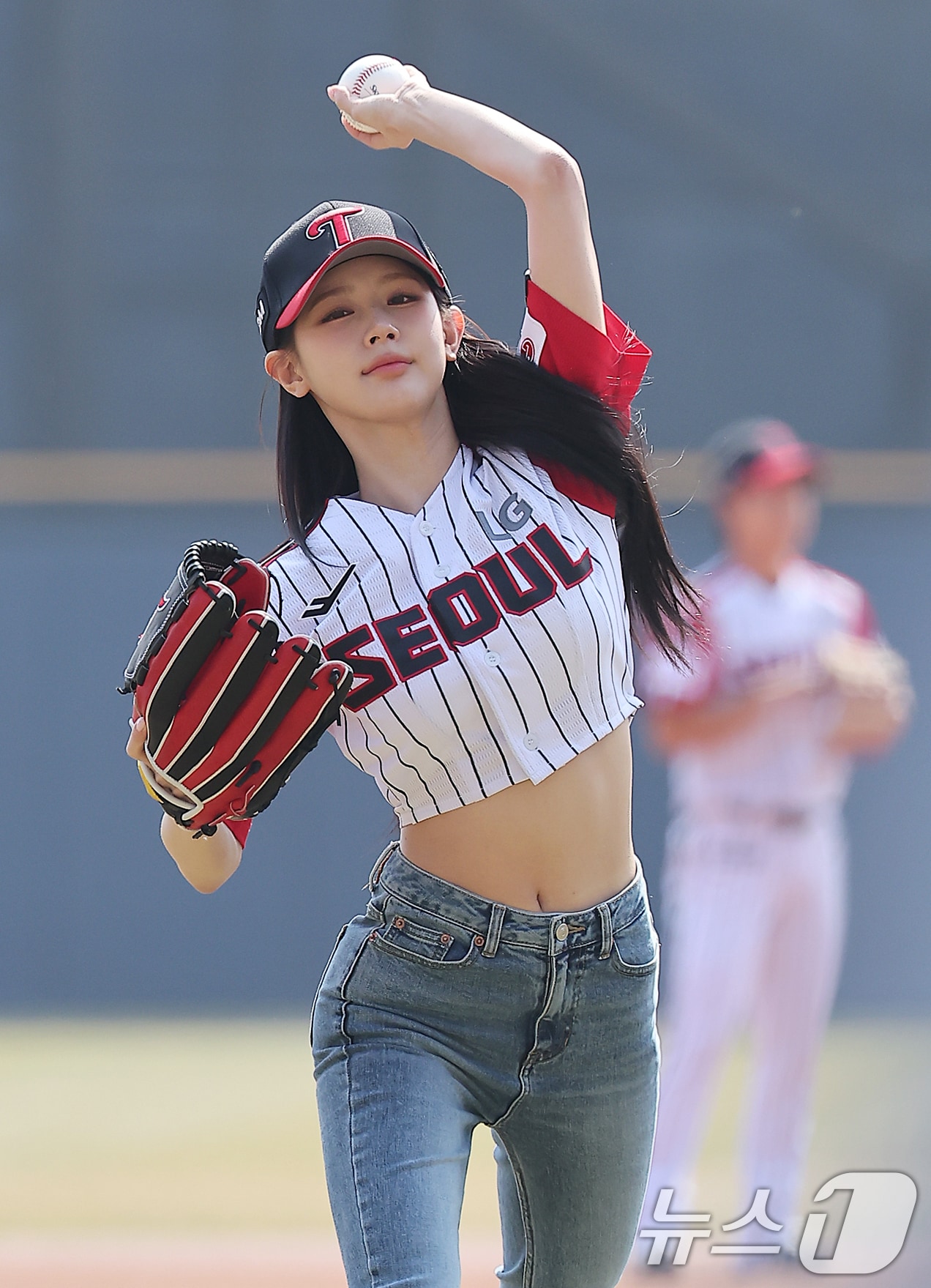 걸그룹 (여자)아이들 미연이 23일 서울 송파구 잠실야구장에서 열린 '2025 신한 SOL 뱅크 KBO리그' 롯데 자이언츠와 LG 트윈스의 경기를 앞두고 시구행사에 참여하고 있다. 2025.3.23 ⓒ 뉴스1 김진환 기자