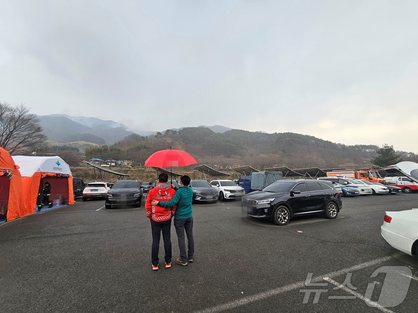 24일 오전 8시 15분께 산청 양수발전소 주차장에서 경남도 관계자들의 비의 상황을 지켜보고 있다. 2025.3.24/뉴스1 한송학기자