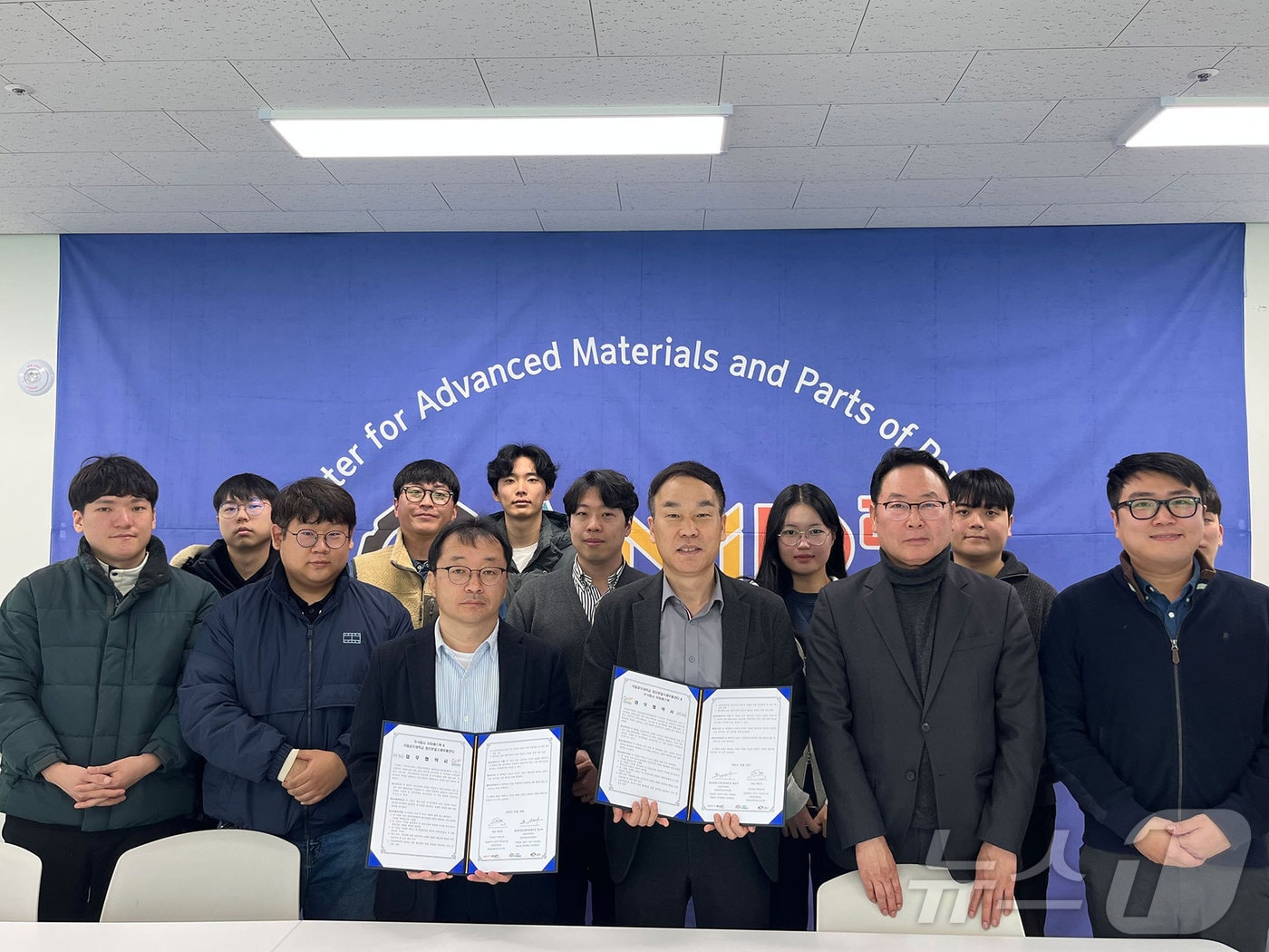 공주대 첨단분말소재부품센터와 ㈜이피에스텍 관계자들이 인공위성 첨단소재·부품 국산화를 위한 연구 업무협약을 체결한 뒤 기념촬영을 하고 있다. (공주대 제공. 재판매 및 DB금지) /뉴스1